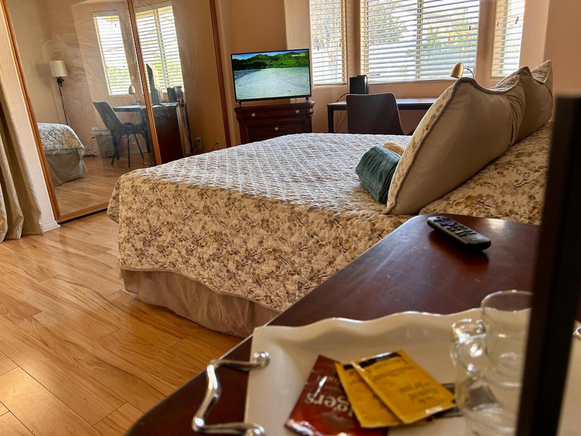 Golden Saddle Suite With Tv And Private Bathroom Hemet Eksteriør billede